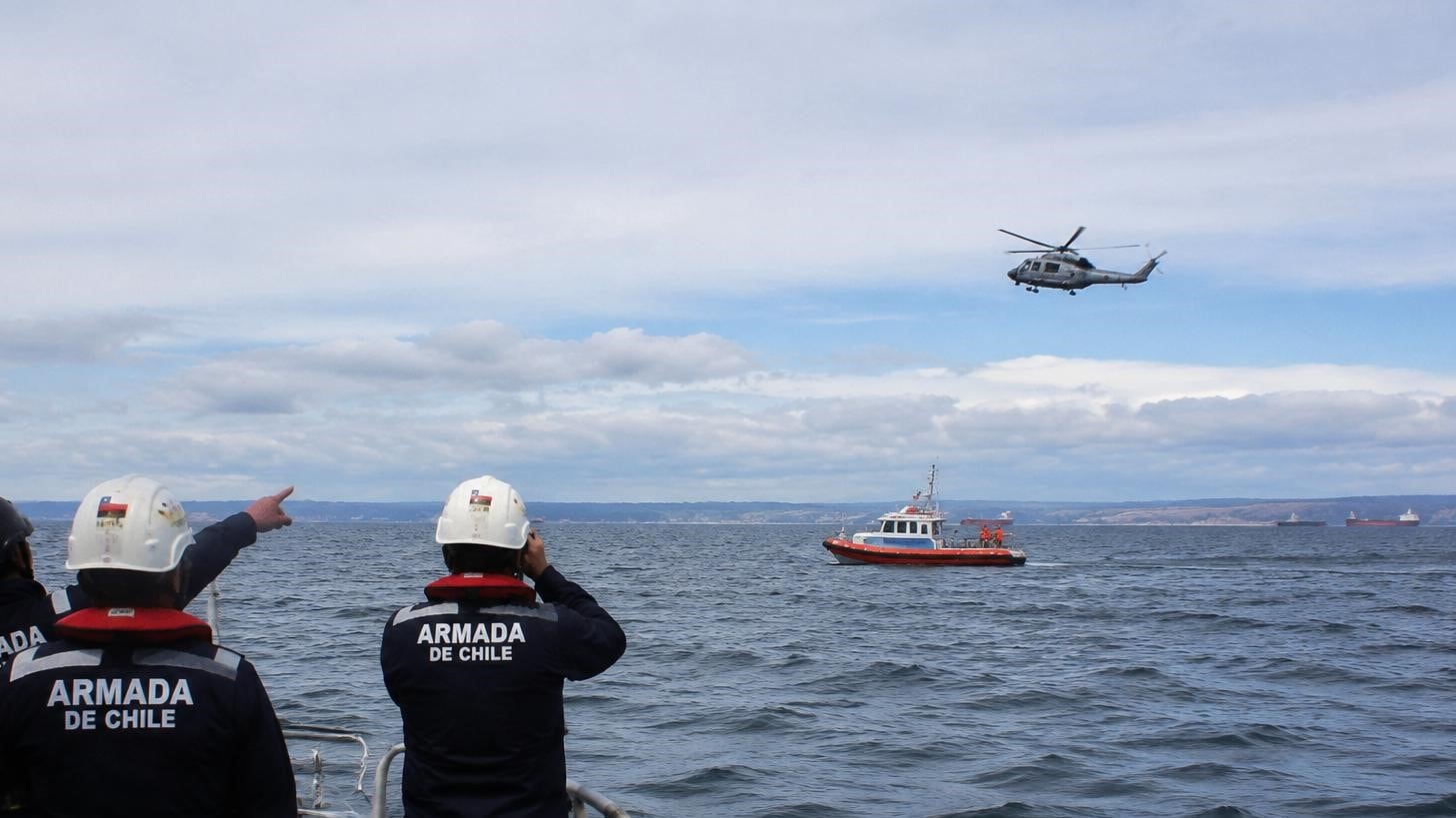 Reportan naufragio en Talcahuano: buscan a tres tripulantes tras volcamiento de lancha en alta mar