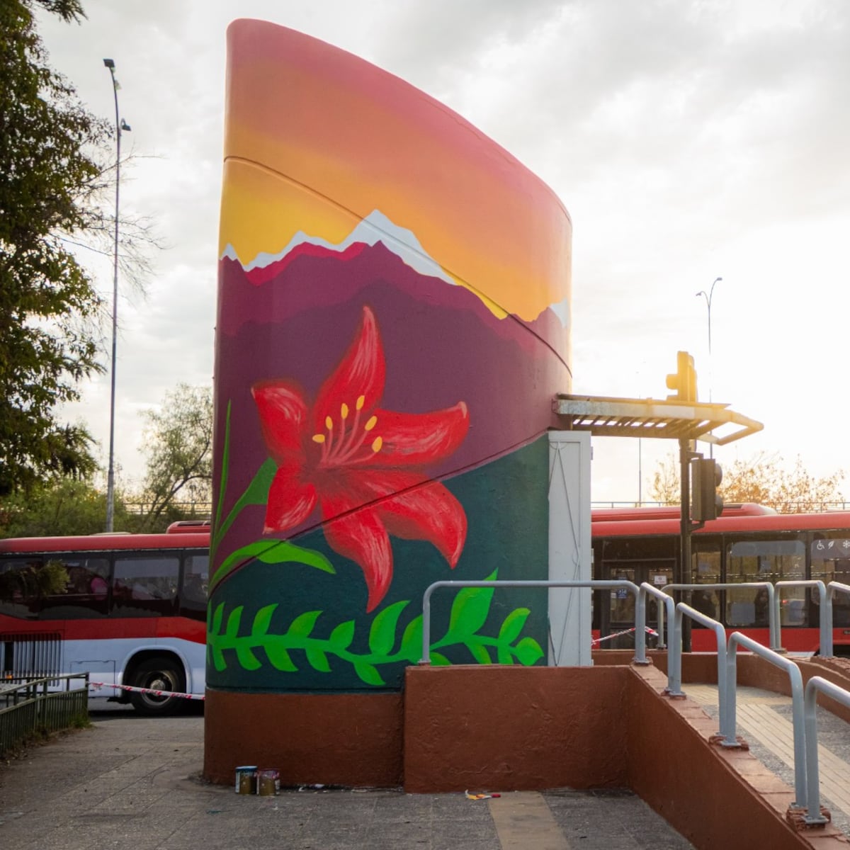 Plan de recuperación de Av. Grecia en Peñalolén con murales en accesos del Metro Plan de recuperación de Av. Grecia en Peñalolén con murales en accesos del Metro
