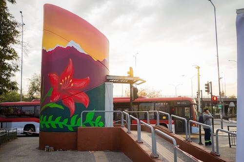 Peñalolén lanza plan de recuperación de Av. Grecia con murales en accesos del Metro