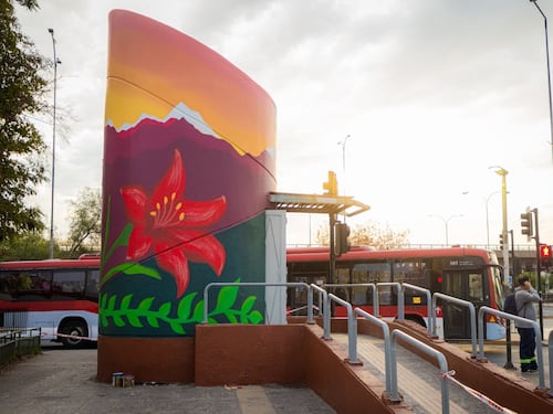 Peñalolén lanza plan de recuperación de Av. Grecia con murales en accesos del Metro