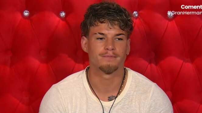 Tras una semana sin placa de eliminación el reality Gran Hermano ya definió los tres participantes que están con riesgo de abandonar la casa estudio en Argentina. Se trata de Scarlette Gálvez, Raimundo cerda y Francisca Maira, quienes fueron los más botados por sus compañeros para dejar el encierro.
En cuarto lugar se encontraba Ignacia Michelson, sin embargo fue salvada por la influencer iCata, quién se encuentra con inmunidad tras ganar la prueba del líder.
Con esto, uno de los tres participantes deberá abandonar el programa de Chilevisión el próximo domingo cuando se cierren las votaciones del público.
Jennifer Galvarini, la querida Pincoya, fue una de las participantes que le entregó dos votos a Rai, argumentando que sintió que le falló en dos oportunidades. Esto, a pesar que él la salvó la de la placa, cuando fue el líder de la casa. 
En total, el rubio recibió siete votos de sus compañeros. 
iCata, en tanto, le dio dos votos a Francisca Maira, puesto que consideró que llegó con una energía negativa, en su regreso por repechaje, pero aclaró que no era nada personal contra la blonda. 
Fran obtuvo 10 puntos, quedando en segundo lugar de las más votadas. 
Scarlette, recibió un total de 13 votos y se posicionó en primer lugar, respecto a las preferencias de sus compañeros para dejar el programa. 
Los cuatro fantásticos, por su parte (Cony, Pincoya, Hans y Jorge) se encuentran con inmunidad durante dos semanas, como premio al ser los más antiguos del reality, quienes ingresaron el día uno en el mes de junio.