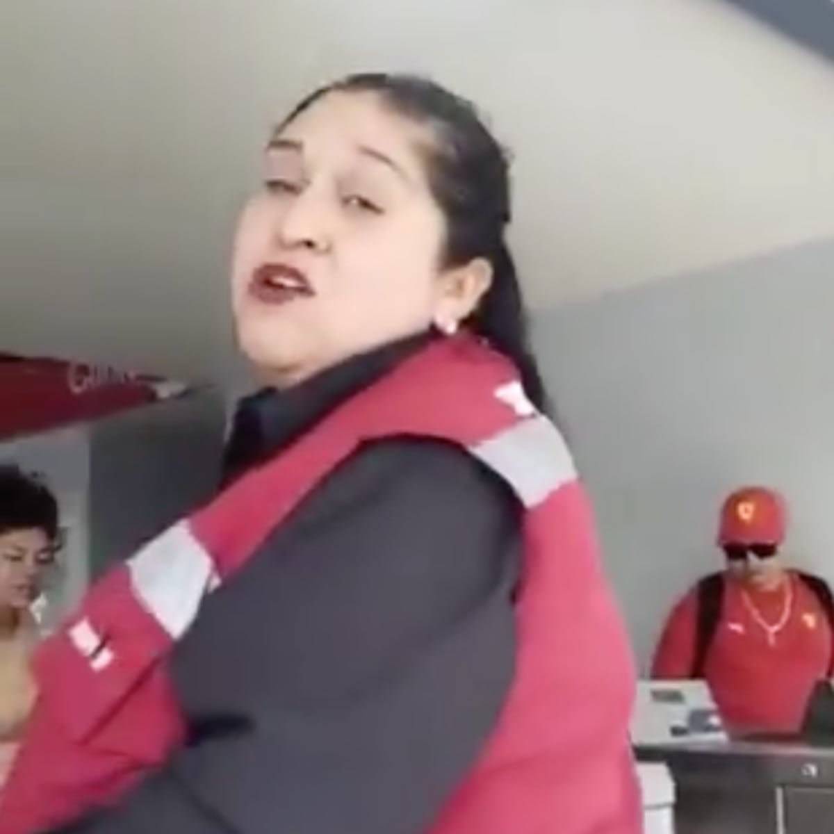 Guardia de Biotren empuja y bota a mujer en silla de ruedas en estación Coronel Guardia de Biotren empuja y bota a mujer en silla de ruedas en estación Coronel