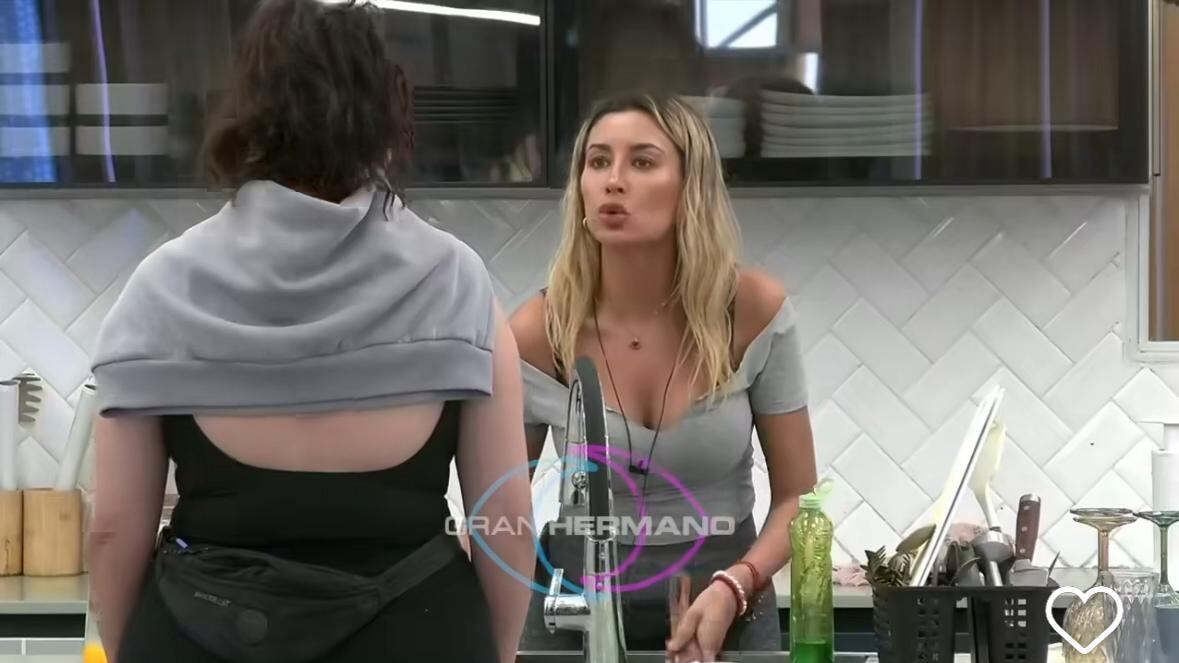 “Michelle, eres realmente insoportable”. De esa forma Camila Andrade paró en seco a Michelle Carvalho, luego que llegara a “fiscalizar” cómo lavaba un sartén y la corrigiera para que sacara toda la grasa.
“Pero mujer, échale (detergente) para sacar la grasa”, le pidió, generando su inmediata molestia.
Si bien, ambas son amigas al interior del reality Gran Hermano, eso no impidió que la exanimadora de La Red la tratara como “enfermante”.
“Estoy lavando yo. Qué te metes tú. Que enfermante. Todo es alegar, estás peor que una vieja de 65 años, sola”, le reprochó, mientras la brasileña insistía en sus correcciones, provocando la irritabilidad de Andrade.
Tras esto, comenzó a enumerar la serie de críticas realizadas por Michelle, como “’no me gusta el salmón, no me gusta como hace la cama, lavaste mal, no me gustó el almuerzo’”, la imitó, pidiéndole que mejor ella hiciera las cosas si consideraba que las podía realizar de mejor manera.
Finalmente, Andrade optó por retirarse y se fue tarareando una canción, como para canalizar el enojo. Michelle, en tanto, hizo unas muecas graciosas a la cámara, como la verdadera villana de Gran Hermano.