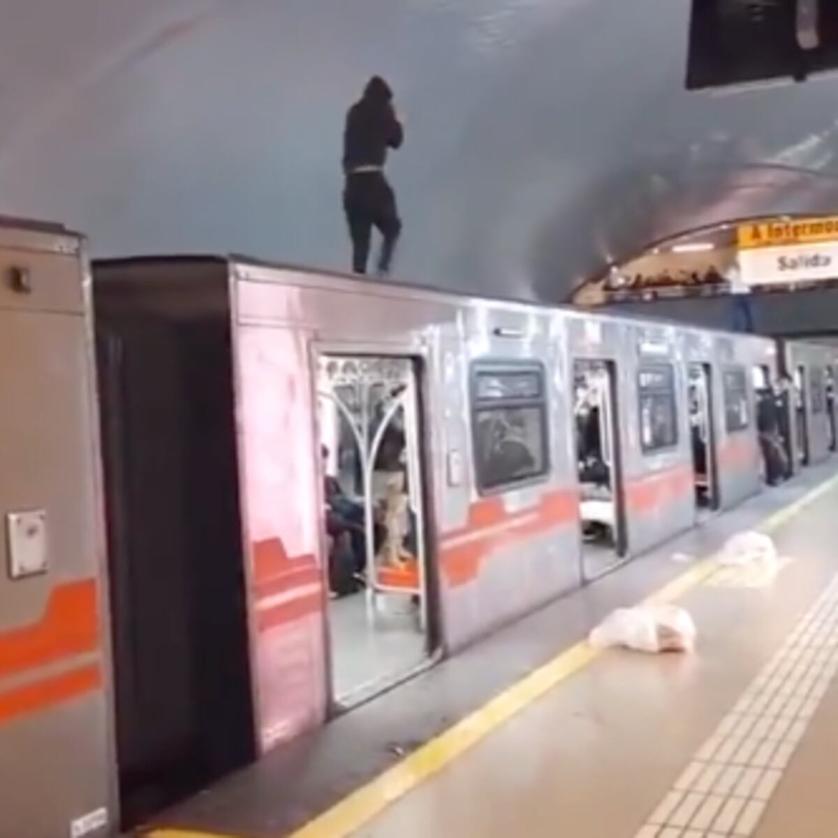 Ambulantes escalan techo del Metro en La Cisterna durante operativo Ambulantes escalan techo del Metro en La Cisterna durante operativo