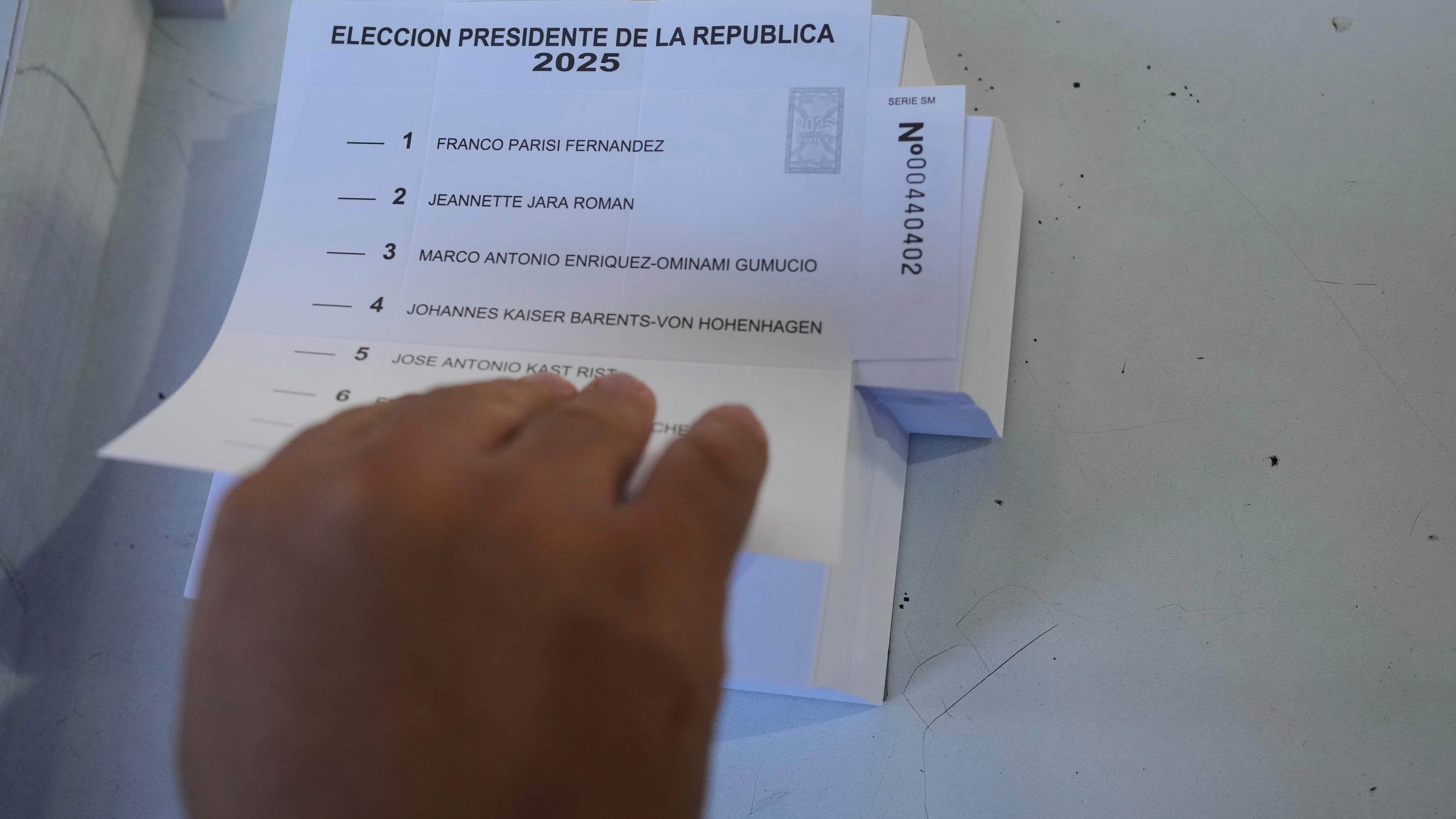 Un funcionario electoral prepara las papeletas en un centro de votación durante las elecciones generales en Santiago de Chile, el domingo 16 de noviembre de 2025. (Foto AP/Natacha Pisarenko)