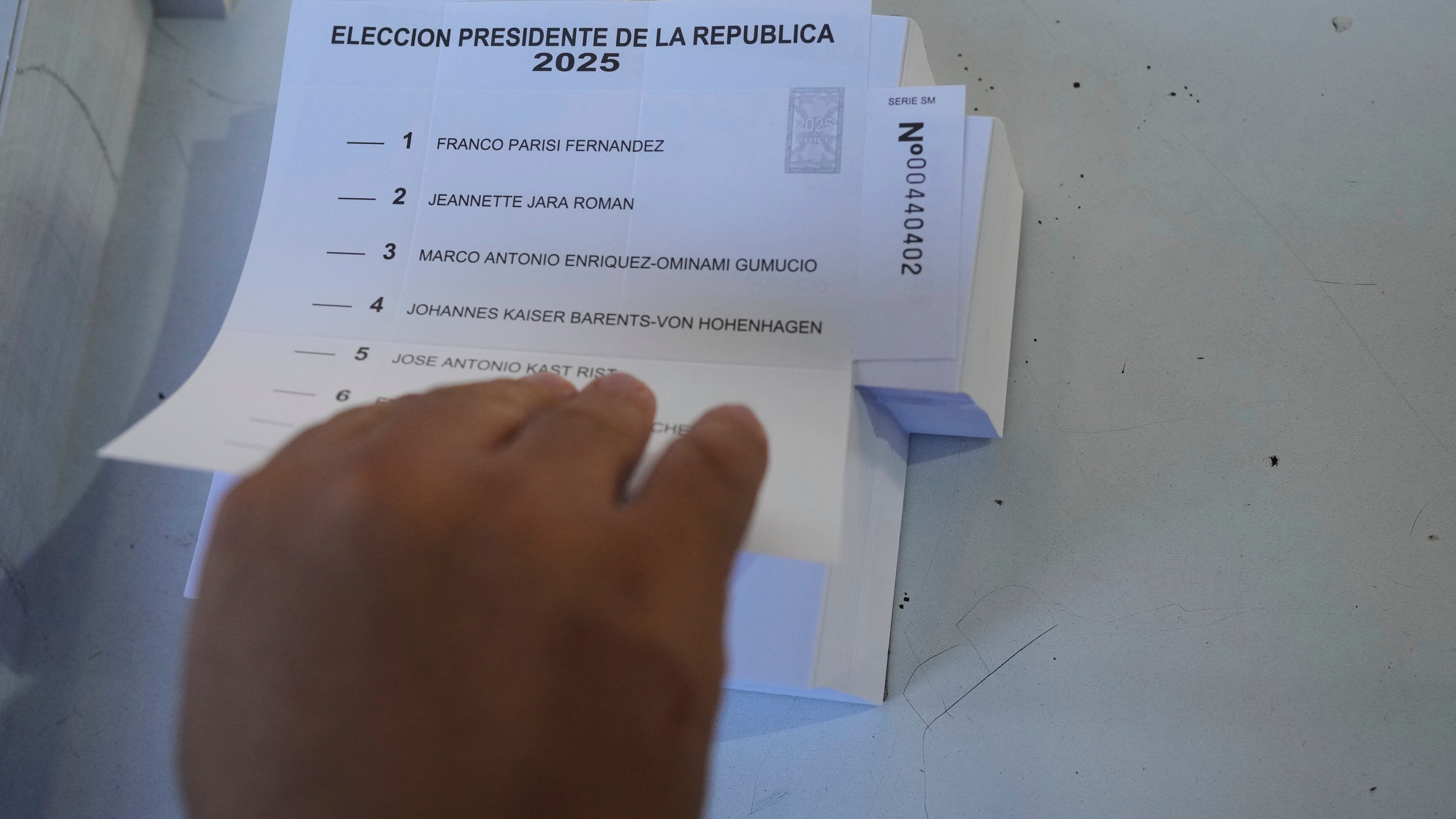 Un funcionario electoral prepara las papeletas en un centro de votación durante las elecciones generales en Santiago de Chile, el domingo 16 de noviembre de 2025. (Foto AP/Natacha Pisarenko)