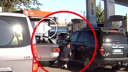 Un robo que podría ser muy evitable si se toman las medidas correctas es el que se está repitiendo en las bencineras, donde varias personas que se bajan a cargar combustible han sido víctimas de la delincuencia.
Eso fue lo que ocurrió en una bomba en Maipú, donde un delincuente fue pillado con las manos en la masa intentando abrir el auto de un conductor que cargaba bencina en una estación autoservicio.
Gracias a la ayuda de otro hombre, que se dio cuenta de la situación, el objetivo del ladrón no se logró concretar y terminó huyendo del lugar.