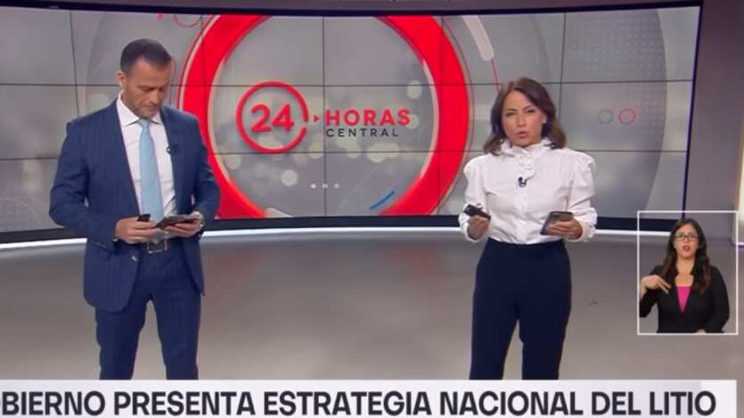 Durante la emisión del noticiero 24 Horas Central, Constanza Santa María cometió un travieso error justo al dar la bienvenida al programa y luego de una cadena nacional.
Tras saludar a la audiencia, la comunicadora dijo: “Ahí veíamos al presidente Gabriel Boric en cadena nacional presentar la estrategia del litro…perdón, del Litio”.
La periodista se disculpó y corrigió inmediatamente, y mantuvo la compostura al igual que su compañero Iván Núñez. Pero en redes sociales los comentarios fueron inevitables ya que la dejó dando bote.