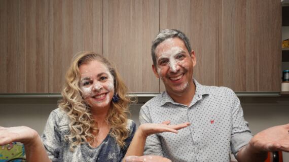 De “Sígueme y te sigo” y “Claudia conversa” a tener su propio programa de televisión. Así va en alza la carrera profesional de la actriz Titi García Huidobro quien, junto al periodista Patricio Sotomayor, conducirán “No Es Lo Mismo”, por el canal Tevex.
“Estoy muy contenta de que Tevex nos haya llamado, además de poder trabajar con el Patito, que es mi compañero de radio. Iniciaremos este programa con harto ánimo, es lo que transmitimos a la gente donde sea que estamos: inyectar buena onda, positivismo, sin dejar de informar por supuesto”, contó la flamante animadora.