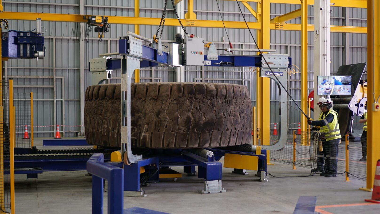Michelin inicia operaciones de su primera planta de reciclaje de neumáticos mineros en Chile