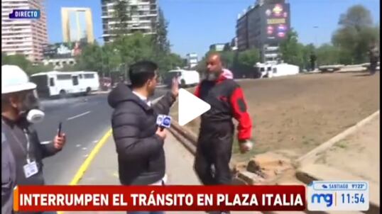 Tras la llegada de Carabineros, Simón explicó la situación: “Hay un grupo de... no sé de qué llamarlos, pero me empujó y yo lo empujé de vuelta, porque tampoco vamos a aceptar que nos humillen acá en la calle. Se creen dueños de la calle y son grupos de agitadores que son mucho de gritar”.