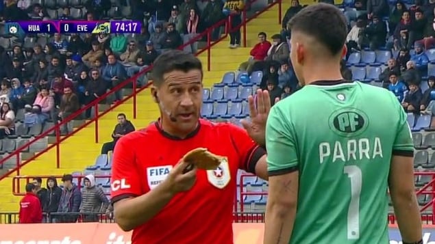El arquero de Huachipato pasó de ser agredido con petardos en un clásico universitario, cuando era jugador de la U, a ser víctima de una sopaipilla en el triunfo sobre Everton.