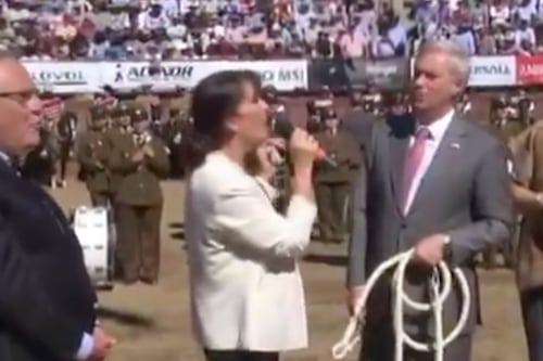 Primera dama sorprende al cantar “Chile Lindo” en el Champion de Chile