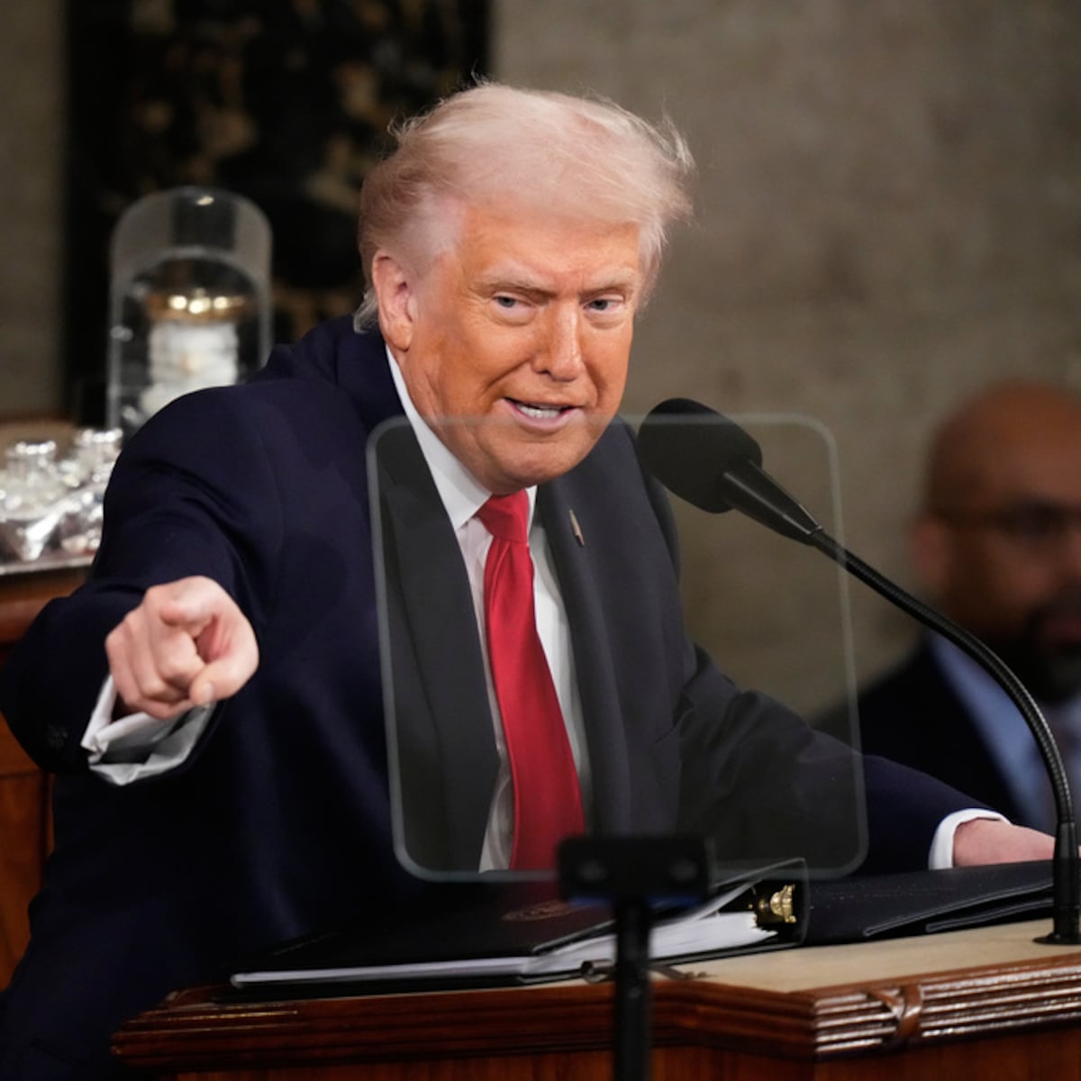 Donald Trump apunta a Cuba y predice su caída inminente Donald Trump apunta a Cuba y predice su caída inminente