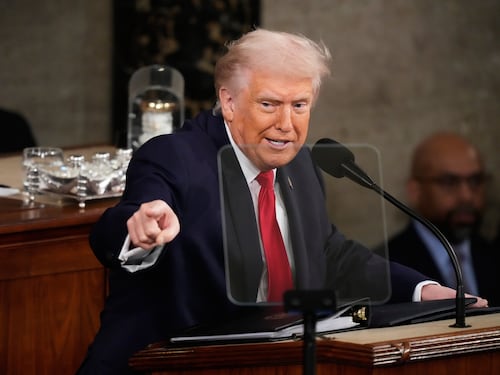 Donald Trump ahora apunta a Cuba y asegura que “va a caer muy pronto”