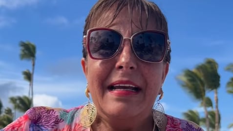 “Déjennos algo a nosotras”, lanzó la abogada antes de regresar a Chile.
Las vacaciones de Helhue Sukni en Punta Cana, República Dominicana, han llegado a su fin. Pero, antes, no perdió la oportunidad de cerrar con un peculiar reclamo.
“Última noche en Punta Cana”, relató. “Para los que creen en el amor y en la luna… yo no”, agregó quien andaba de viaje con sus hijas Samia, Fadwa y Widad.
“Les quiero contar que mañana nos vamos, volvemos a nuestro país, a Chi-Chi-Chi”, contó a través de su cuenta de Instagram.
RECLAMOS
Tras actualizar a sus seguidores sobre su situación viajera, se quejó por no haber hallado pareja durante su estadía: “Ningún novio”, lamentó. “Ni uno ¡Ni uno!”.
Luego procedió a contar una anécdota para aterrizar su caso: “Había dos hueones regios, que me metieron conversa en la piscina el otro día y dije ‘uno de ellos está bueno’… ¡Pero eran gays!”.
Acto seguido, lanzó un reclamo a modo de talla: “¡Hasta cuándo! Déjense los gays de acaparar hombres. Déjennos algo a nosotras, las hetero”.
Antes, Helhue también había lanzado un reclamo contra los turistas de Argentina en un recorrido por las afueras del hotel: “Miren, una bandera argentina, todo porque ganaron el Mundial”.