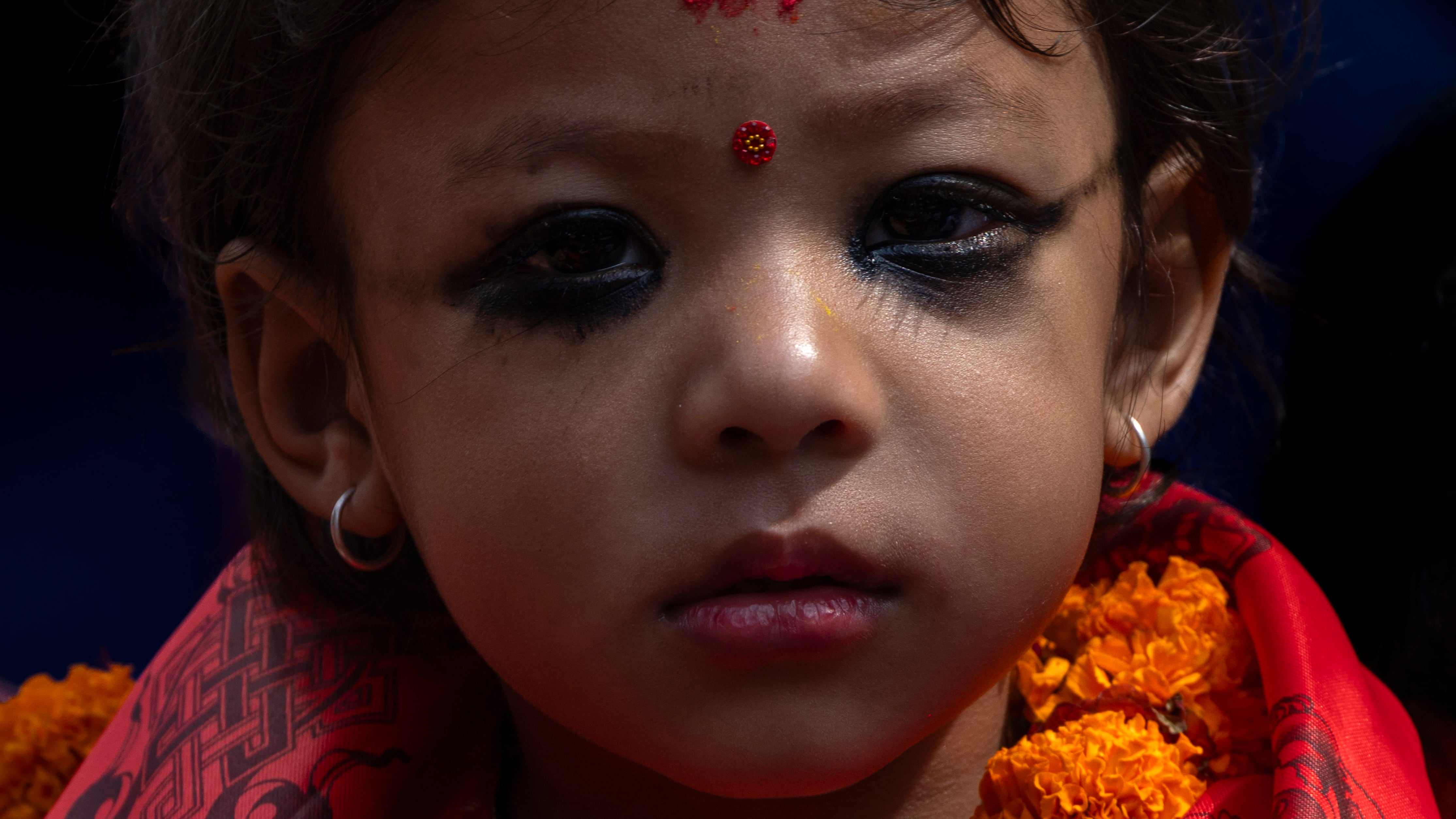 Arya Tara Shakya, de dos años, inicia su rol como la nueva Kumari de Nepal.