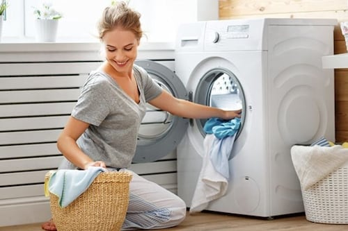 El secreto para lograr sacar la ropa de la lavadora sin que esté arrugada