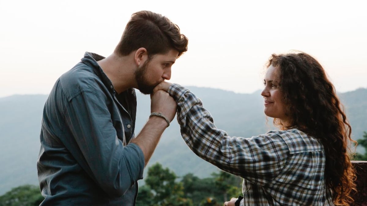 Un hombre que quiere ir lento en una relación posiblemente busca construir algo más profundo