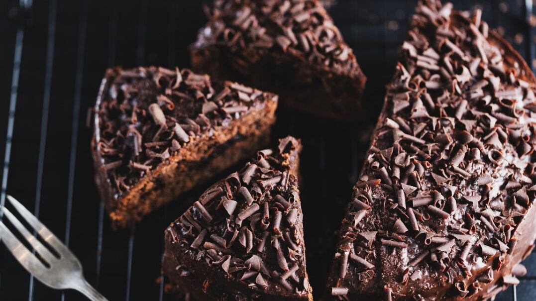 Primer plano de una sabrosa tarta de chocolate con trozos de chocolate en una bandeja para hornear.