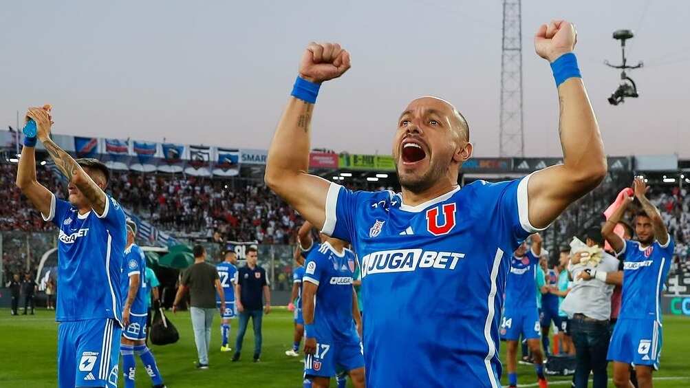 El volante de la U celebra tras el histórico triunfo obtenido por los universitarios en el estadio Monumental.