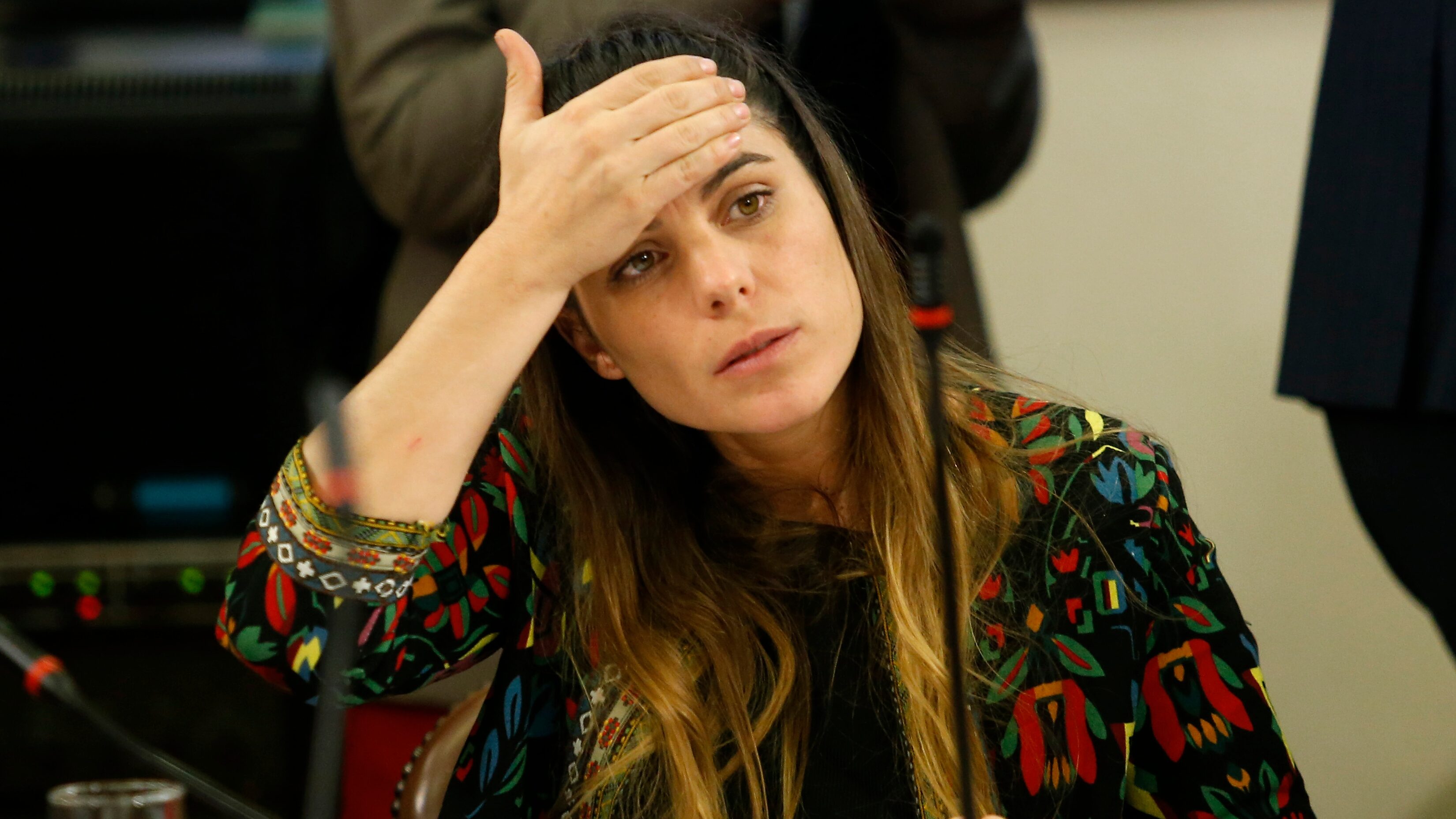La diputada presentó un proyecto ley que sanciona la violencia digital y para ejemplificar los nocivos efectos del odio en plataformas mostró más de 40 mensajes que le han escrito estos últimos días a sus redes sociales.
