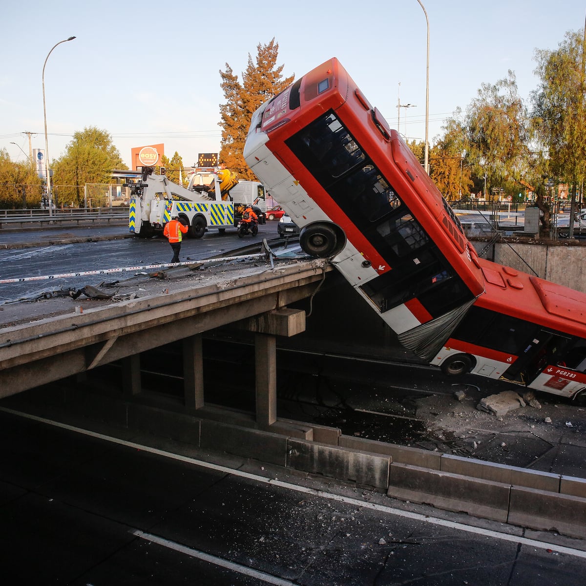 Micro RED colgando en Autopista Central tras choque por no respetar luz roja Micro RED colgando en Autopista Central tras choque por no respetar luz roja