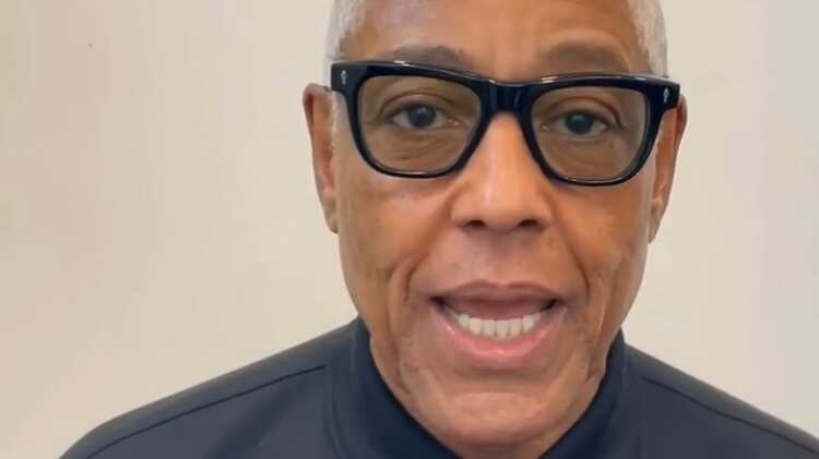 El actor Giancarlo Esposito dando un mensaje de invitación a la Comic Con Chile 22