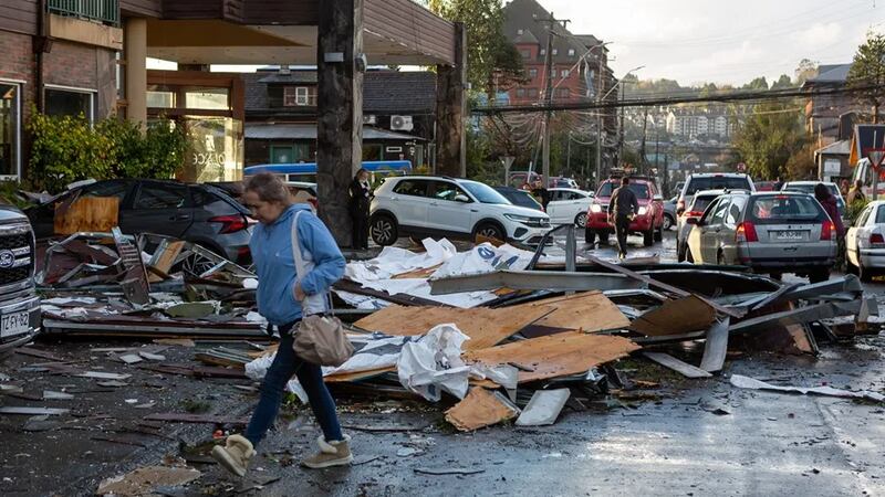 El duro relato de una de las afectadas por el tornado en Puerto Varas: tomó a su nieto y lo resguardó debajo de la mesa