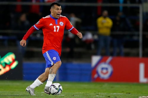 Prensa italiana:”Medel se convirtió en el líder de la nueva defensa del Bologna”