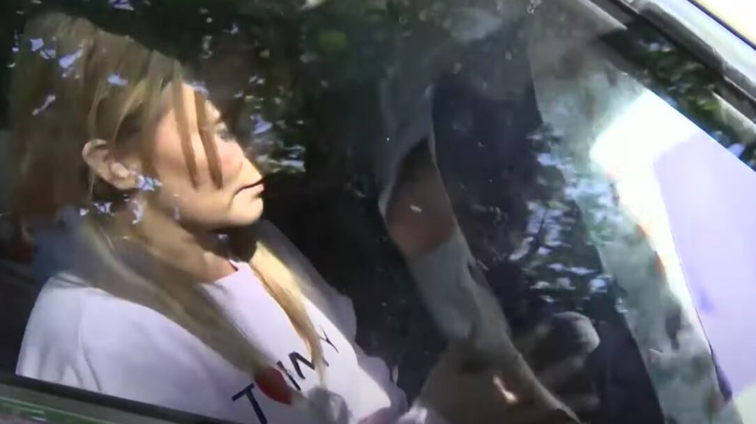 Cathy Barriga llega a su casa tras ser excarcelada.