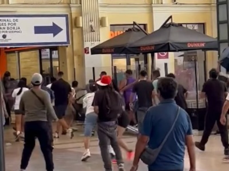 Vendedores ambulantes protagonizan brutal ataque contra locales comerciales en Estación Central