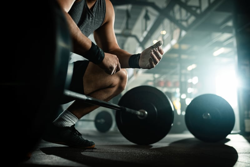 Ya sea que optes por peso integrado o por peso libre en el gimnasio, ambas opciones tienen cosas a favor y en contra, y lo mejor para ti dependerá de tu situación y de tus objetivos. Foto: Magnific.
