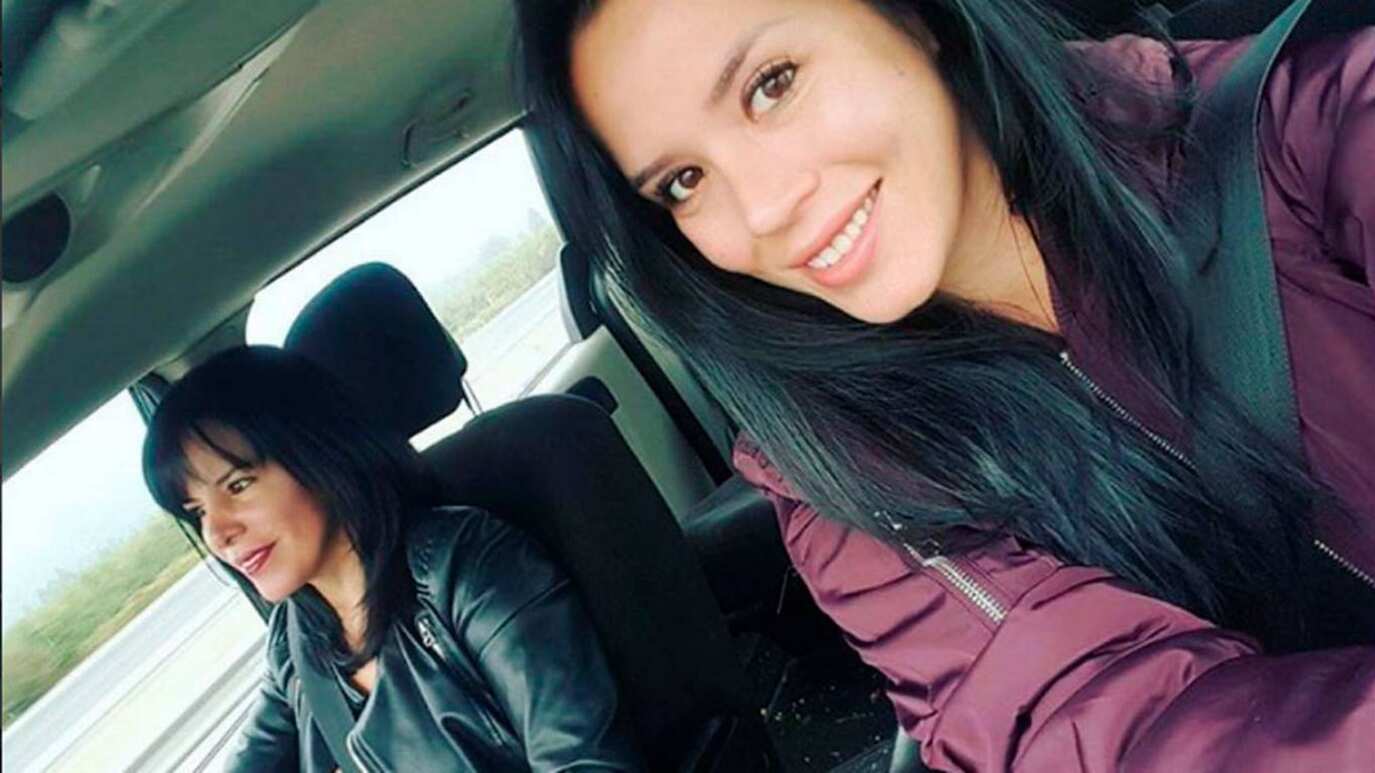 Angie Alvarado con su madre