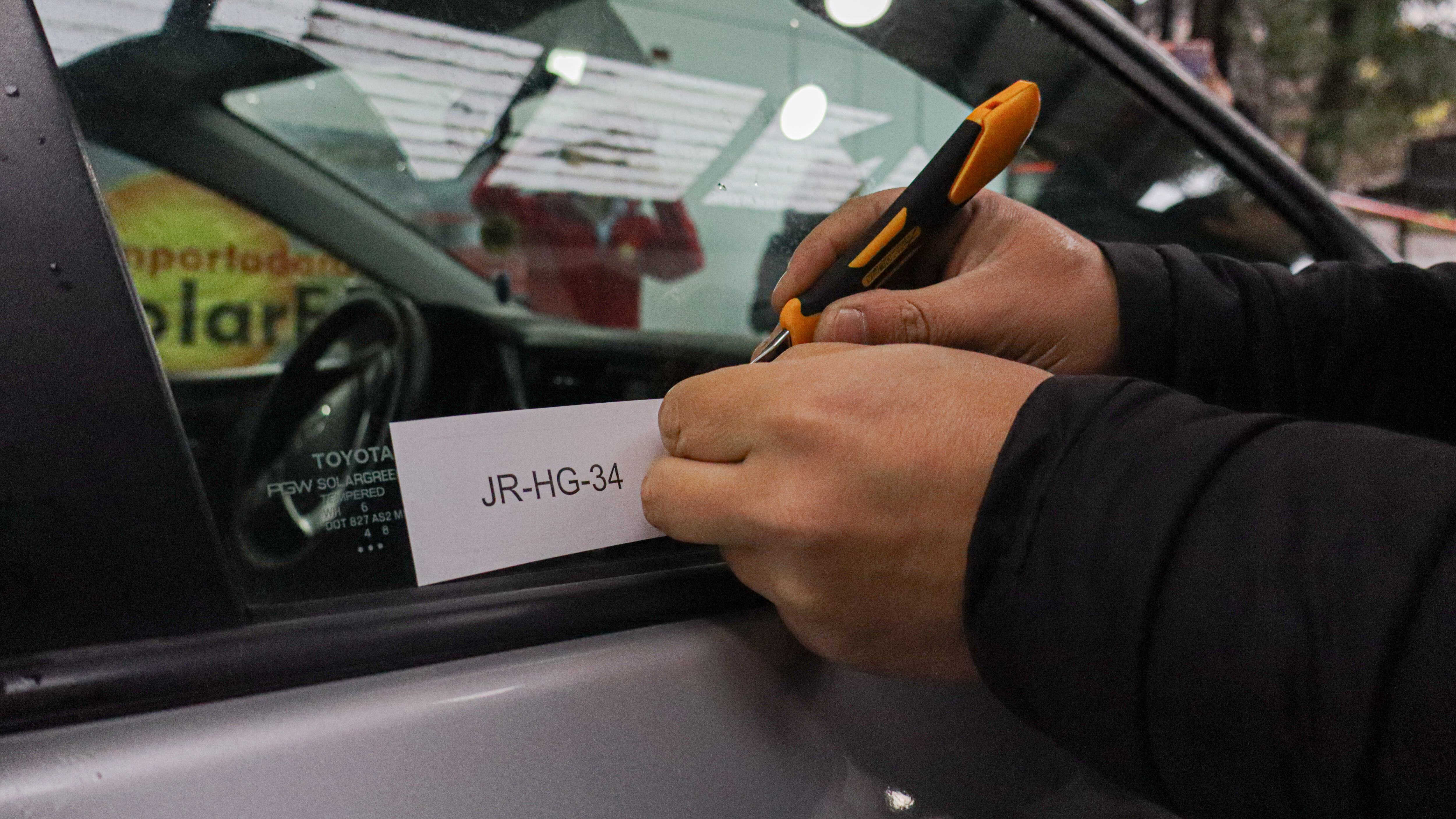El grabado de patente en los vidrios de los vehículos será obligatorio desde este 15 de mayo