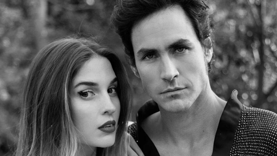 Fue en el mes de mayo cuando Belén Soto compartió en redes sociales un proyecto audiovisual que realizaría junto al también actor Matíass Aslerr. “Comenzamos, arrancamos, nos lanzamos!”, publicó en su cuenta de Instagram, junto a tres fotografías de gran producción, simulando una relación de pareja.
Sin embargo, a casi dos meses el anuncio no se supo nada más, hasta que el propio Matías reveló a Publimetro las razones de porqué no continuaron con el trabajo cinematográfico.
“Era un proyecto, pero la verdad es que se disolvió porque la productora era media extraña. Así que abortamos misión y no vamos a participar en ese proyecto, ni ella ni yo”, reveló en conversación con este medio, durante el evento de moda de Adolfo Domínguez en el Centro Cultural La Moneda.