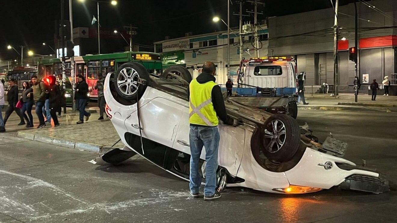 Conductor ebrio se volcó tras chocar contra semáforo en Maipú: dijo haberse quedado dormido