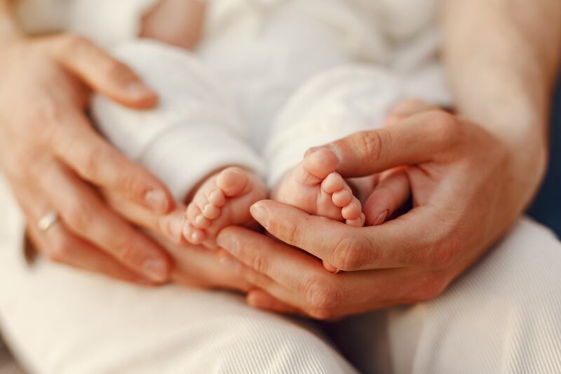 La maternidad no es una experiencia uniforme: existen distintos estilos que reflejan personalidades, contextos y formas de entender la crianza. Foto: Magnific.