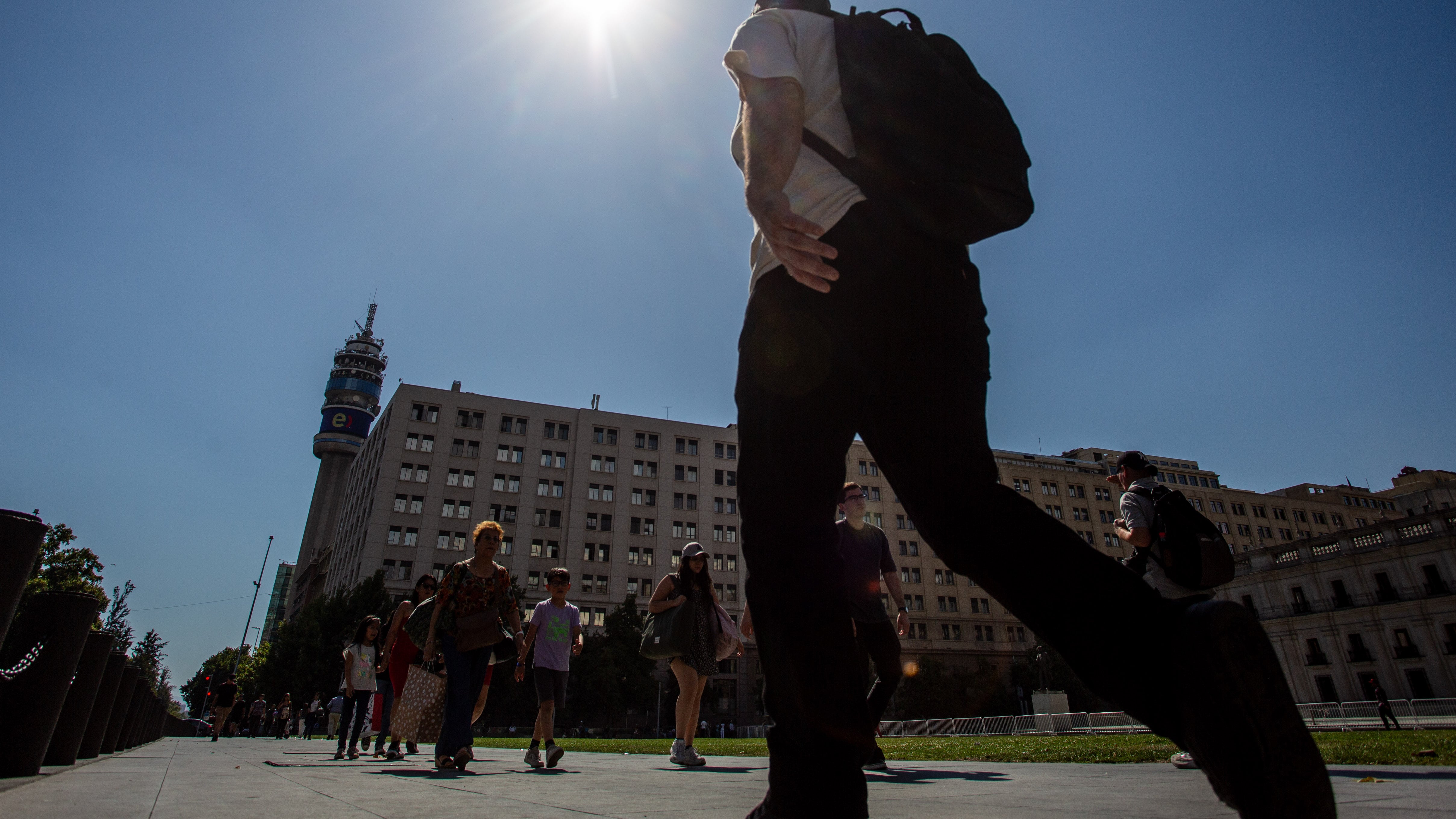 Calor en la región metropolitana | 20 DE DICIEMBRE 2024 / SANTIAGO 
A horas de iniciar oficialmente el verano en el hemisferio sur, las altas temperaturas comienzan a aumentar en el centro de Santiago.
FOTO: LUKAS SOLIS / AGENCIAUNO