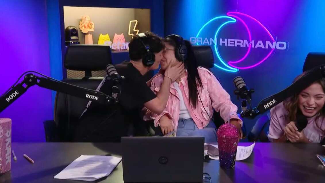 Beso entre Íñigo López y Scarlette Gálvez