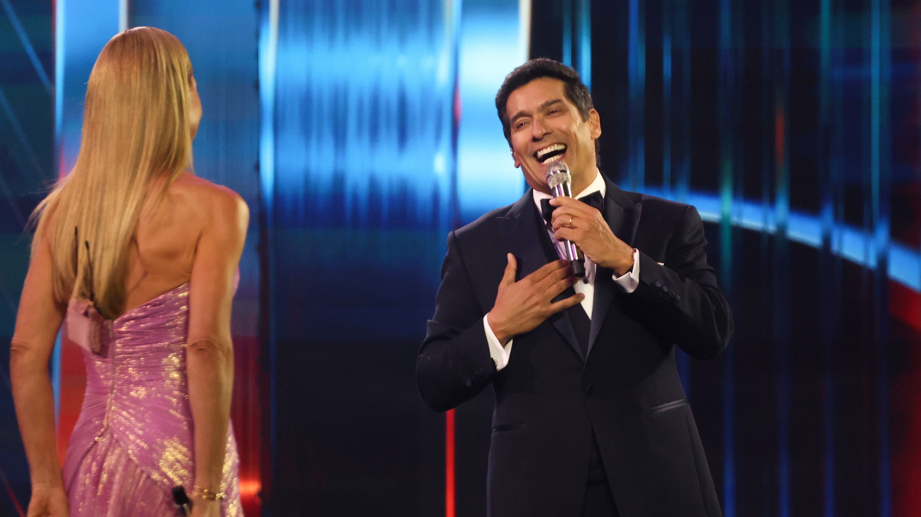 Cuando Karen Doggenweiler presentó a Rafael Araneda -en un hecho histórico durante los 64 años del Festival de Viña del Mar- el animador rápidamente saludó con su estilo característico lleno de energía, aunque no apto para oídos sensibles.
Su voz fuerte, que para algunos es considerada como gritos de tomo y lomo, fue el comentario que más se repitió en las redes sociales, quienes convirtieron el nombre de Rafael Araneda en trending topic, y fueron implacables con su desempeño.
"Avísenle al Rafael Araneda que tiene micrófono que no es necesario gritar por favor #Vina2025", "Me carga lo gritón que es Rafael Araneda... innecesario", "Donde se le baja el volumen al Rafael Araneda… me caaaarga", "Será posible que la Superintendencia del Medio Ambiente le curse una multa a Rafael Araneda por ruidos molestos? Que manera de gritar, escribieron.
Aunque, hubo otros más drásticos aún y fueron enfáticos en decir que Karen Doggenweiler debería haber animado en solitario.
"La karen perfectamente podría animar sola la próxima edición del festival @Mega Rafael araneda demasiado griton está demás la karen NO Necesita Adornos #Viña2025".
Eso sí, no todos fueron lapidarios. También uno que otro lo defendió.
"Igual hay gente tan amargada, la @KarendTV lo ha hecho increíble, una comunicadora de lujo; pero Rafael Araneda tiene mérito: es jugado, chacotero, tiene manejo, es sencillo, una afinidad increíble con Karen. Por qué siempre destacamos lo malo y somos tan chaqueteros?".
El hito histórico de Doggenweiler
A las 21:22 minutos Karen Doggenweiler hizo su aparición triunfal sobre el escenario de la Quinta Vergara como la flamante animadora del Festival de Viña del Mar 2025.
Y como un hecho inédito en la historia de las 64 ediciones del certamen, fue la primera mujer en abrir la ceremonia y presentar a su compañero. En este caso, un viejo conocido del festival, su dupla Rafael Araneda.
“Por primera vez en 64 años una mujer le da el puntapie inicial a este festival, estoy emocionada”, señaló.
"Estamos listos para vivir seis noches mágicas", confesó, ante la ovación de los presentes.
“No voy a estar sola, me va a acompañar un amigo entrañable, un amigo de años”, dijo presentando al animador, quien también animó Viña los años 2011 y 2018.
Ahí, de un elegante smoking y humita apareció el “tío conductor”, con su energía y voz característica.