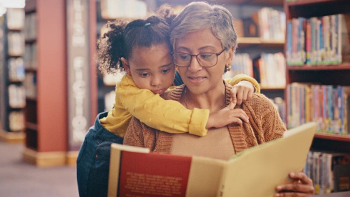 El caso de una abuela en Australia que decidió cobrar por cuidar a su nieto hasta 250 pesos por hora