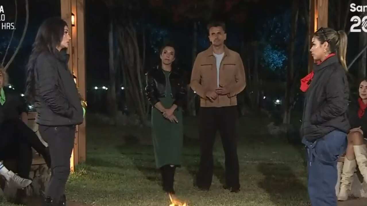 En el primer cara a cara de Tierra Brava Pamela Díaz demostró por qué es una fiera de tomo y lomo, incluso con sus amigas. Así quedó demostrado cuando se puso frente a la participante de Perú, Shirley Arica e hizo callar a Eva Gómez.
Todo ocurrió cuando el equipo rojo, contrario a Pamela, nominó a su compañera La Guarén, puesto que consideraban que era la jugadora más débil, según dijo la venezolana encargada de nominar Alexandra Méndez.
Pero, esa razón no le gustó a Eva Gómez, quien desacreditó a su compañera de equipo y dijo a viva voz que no era el motivo que habían señalado para nominar a la competidora del equipo verde, generándose un mal entendido entre los compañeros del mismo team rojo.