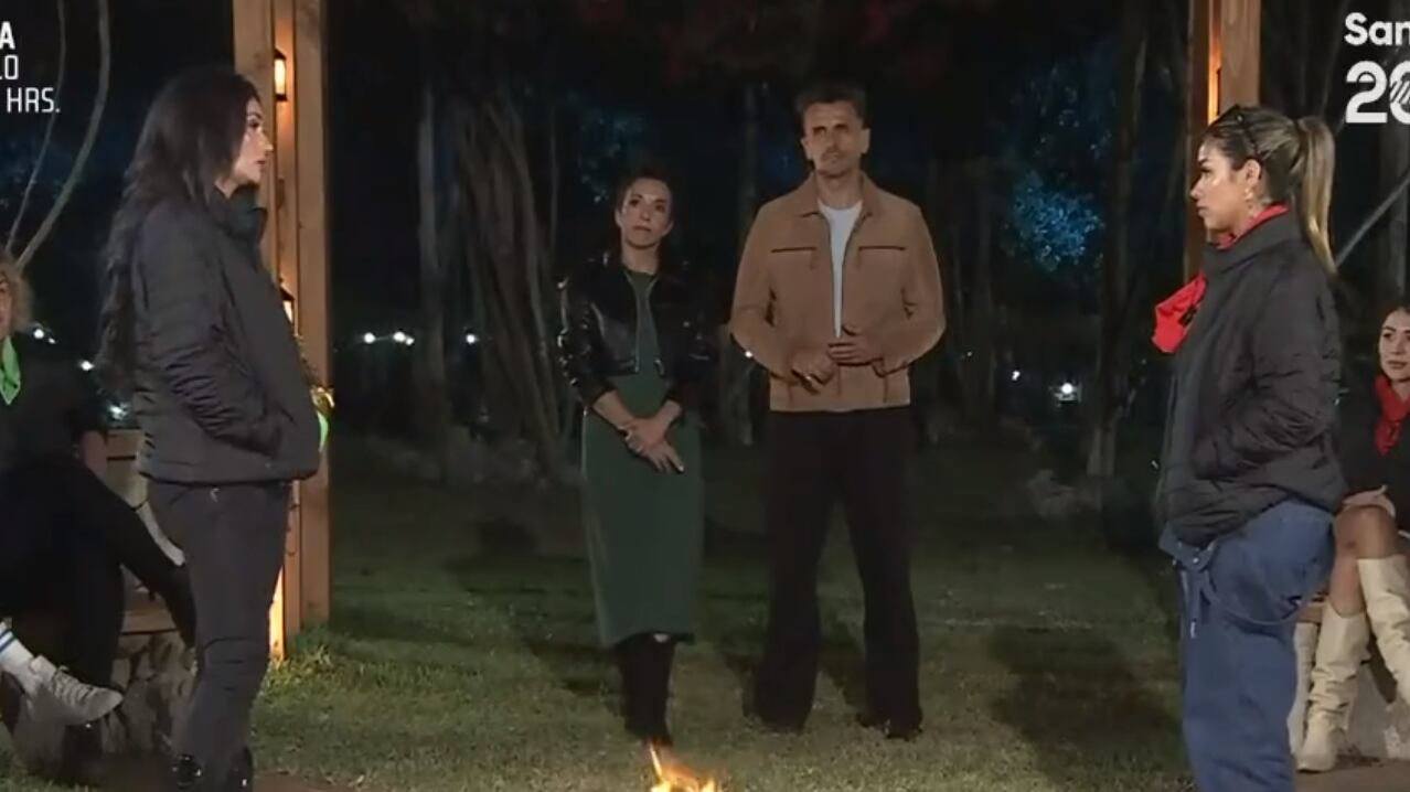 En el primer cara a cara de Tierra Brava Pamela Díaz demostró por qué es una fiera de tomo y lomo, incluso con sus amigas. Así quedó demostrado cuando se puso frente a la participante de Perú, Shirley Arica e hizo callar a Eva Gómez.
Todo ocurrió cuando el equipo rojo, contrario a Pamela, nominó a su compañera La Guarén, puesto que consideraban que era la jugadora más débil, según dijo la venezolana encargada de nominar Alexandra Méndez.
Pero, esa razón no le gustó a Eva Gómez, quien desacreditó a su compañera de equipo y dijo a viva voz que no era el motivo que habían señalado para nominar a la competidora del equipo verde, generándose un mal entendido entre los compañeros del mismo team rojo.