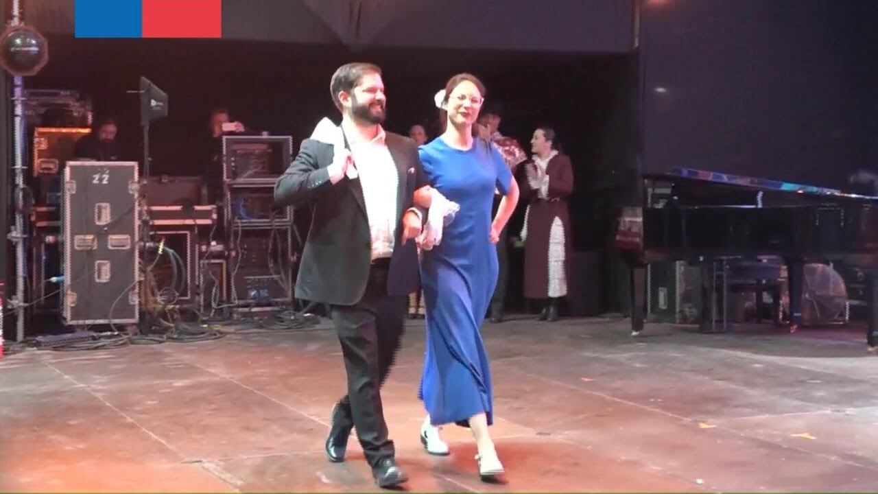 Si bien muchos ya comenzaron el viernes pasado las Fiestas Patrias XXL, lo cierto es que el horario oficial que da inicio a las fondas será después de que el Presidente Gabriel Boric de por inaugurado la celebración del 18 de Septiembre, fecha que este año contará con tres feriados y un total de seis días de celebraciones.
A las 20:30 horas de este lunes el Mandatario dará el vamos el oficial a los festejos que conmemoran la Primera Junta Nacional de Gobierno y lo hará con tres pies de cueca desde las fondas del Parque O´Higgins.
Bailes donde se espera que se luzca junto a la alcaldesa de Santiago Irací Hassler, la presidenta de la Cámara de Diputados Karol Cariola y posiblemente, junto a su actual pareja Paula Carrasco, seleccionada de baloncesto a quien el Jefe de Estado conoció el año 2023 en los Juegos Panamericanos Santiago 2023.
¿A qué hora parten las fondas?
Pero, no será hasta el martes 17 a las 15:00 horas que se abrirán las puertas para recibir a los miles de visitantes que llegarán a las fondas del recinto ubicado en Santiago Centro y al resto de fondas y ramadas de todo el país.
En la Pampilla, en tanto, las puertas se abrirán este lunes a las 18:00 horas para dar inicio a la multitudinaria fiesta de Coquimbo desde el 17 al 21 de septiembre.
Desde el Gobierno entregaron el listado con las nueves fondas oficiales, desde Iquique hasta Valdivia, las cuales funcionarán en su mayoría hasta el 22 de septiembre, hasta las 20:00 horas.
Revisa el baile de cueca de Gabriel Boric del año 2022.