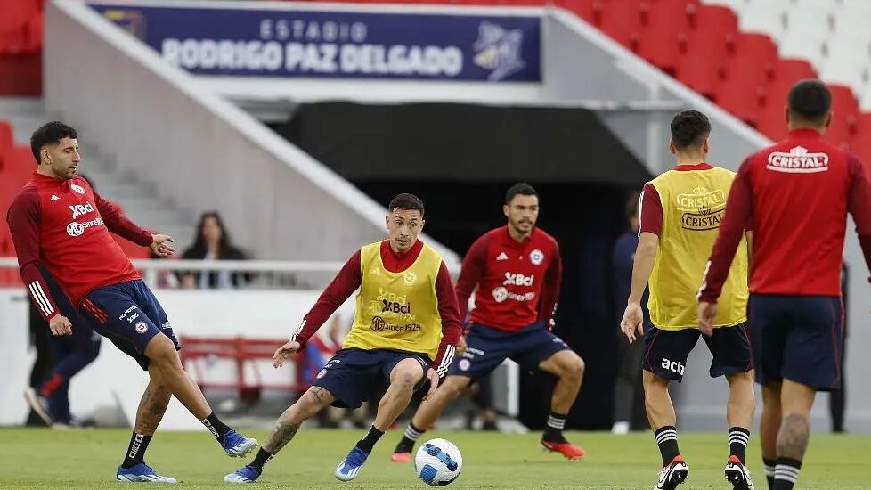 Una novedosa formación es la que planteó Nicolás Córdova para su debut como técnico interino de la Roja en el partido de esta noche, frente a Ecuador en Quito.