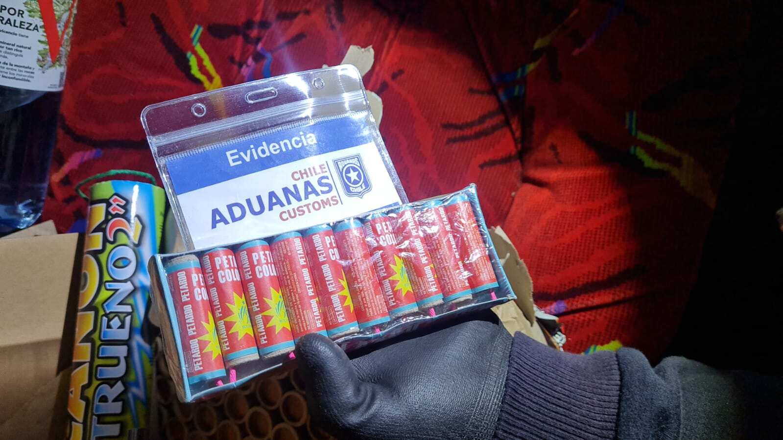 Fuegos artificiales ingresando a Chile