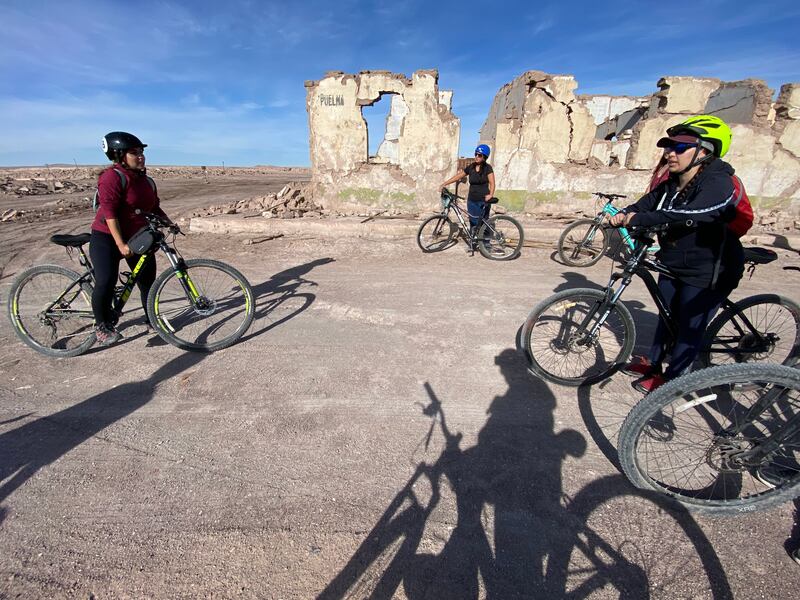 Entre las rutas está un paseo en bicicleta por la ex oficina salitrera Francisco Vergara y el casco histórico de María Elena, pasando por el Museo del Salitre.