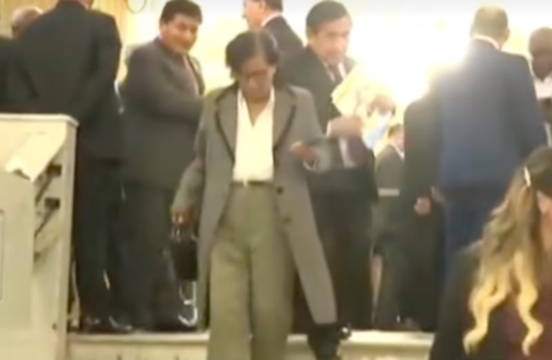 Lucinda Vásquez recibe pedicura de su asesor en su oficina parlamentaria.