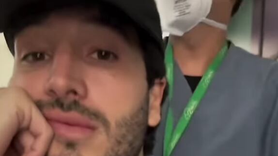 Sebastián Yatra preocupa al verse en sillas de ruedas a poco de su show en Viña Del Mar: “Necesito estar al 100%”.